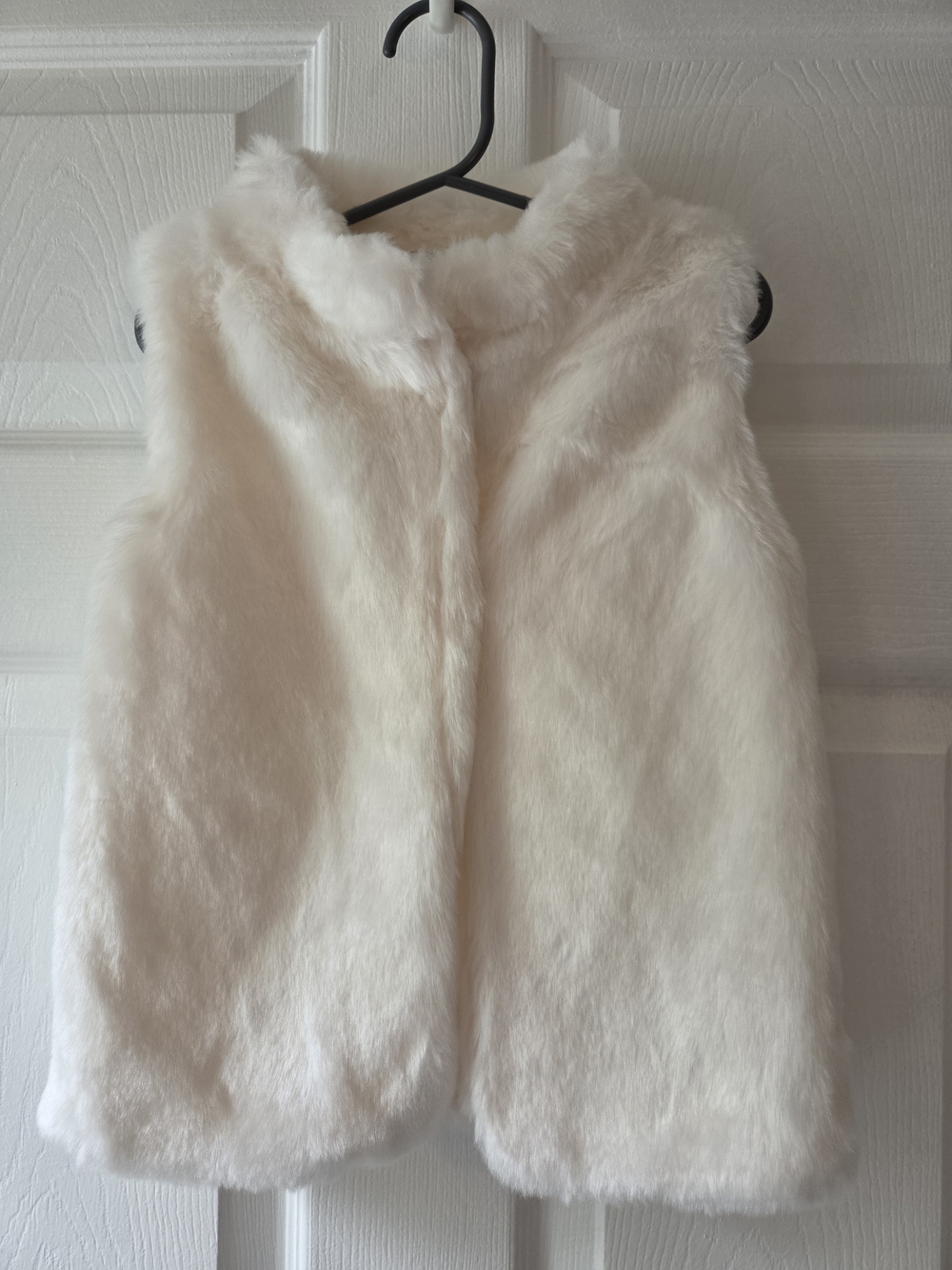 Carter's Girl's Faux Fur Vest in White Girls 6/6X Like New